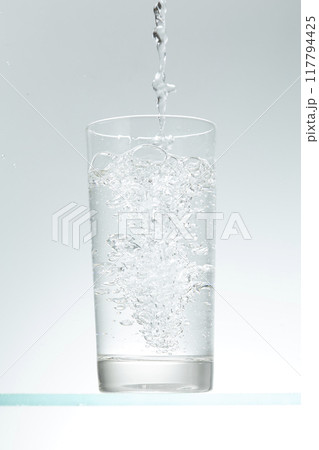 グラスに水を注ぐ 117794425