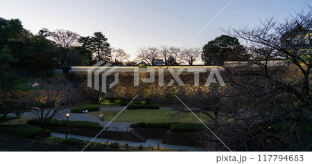 夕暮れの金沢城の景色 夕暮れの金沢城の景色 117794683
