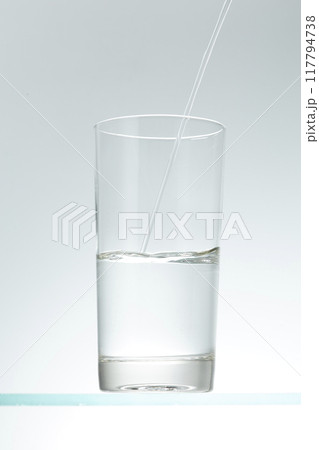 グラスに水を注ぐ 117794738