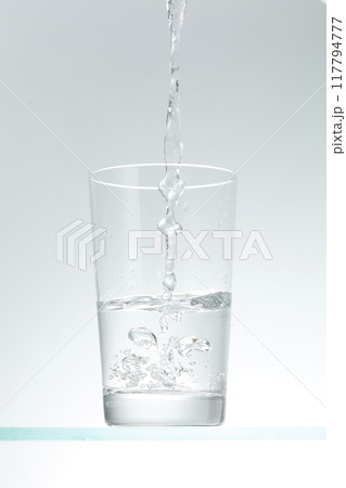 グラスに水を注ぐ 117794777
