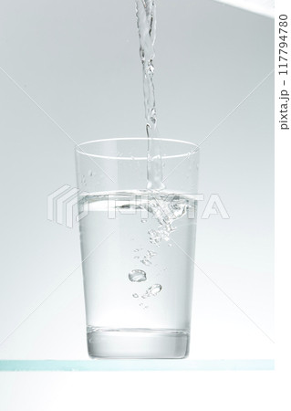 グラスに水を注ぐ 117794780