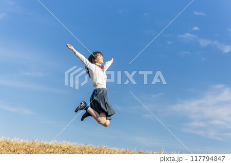 ジャンプする女子高生 117794847
