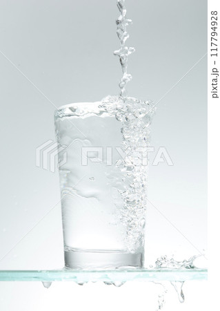 グラスに水を注ぐ グラスに水を注ぐ 117794928
