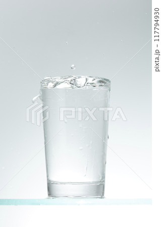 グラスに水を注ぐ 117794930