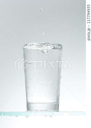 グラスに水を注ぐ 117794935