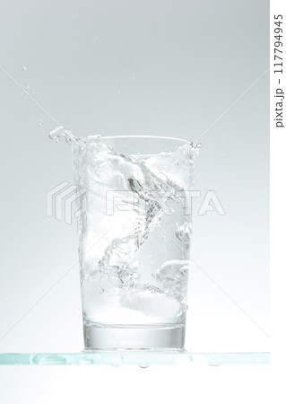 グラスに水を注ぐ 117794945