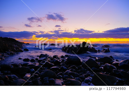 夕焼け空を背景に白波打ち寄せる室戸半島西側の荒磯風景　Ver2 117794980