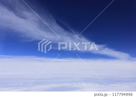 自然 気象 雲、高度一万メートルの飛行機から見た雲。上から順に巻雲、巻層雲、高積雲かな? 自然 気象 雲、高度一万メートルの飛行機から見た雲。上から順に巻雲、巻層雲、高積雲かな? 117794998
