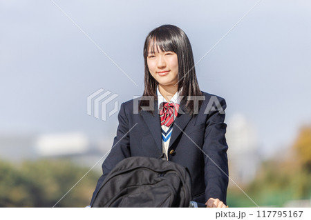 自転車に乗る女子高生 117795167
