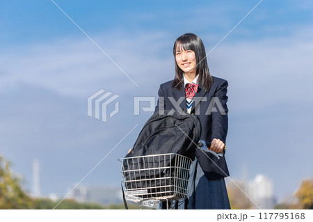 自転車に乗る女子高生 117795168