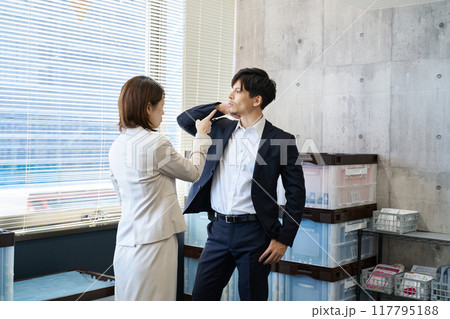 上司に叱責される男性社員 117795188