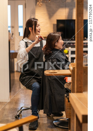 beauty parlor 117795264