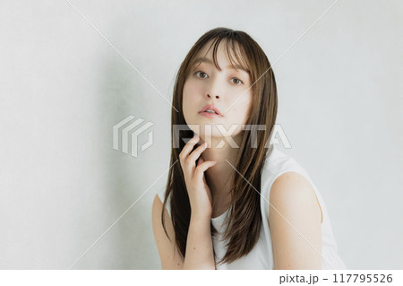髪を触る女性 117795526
