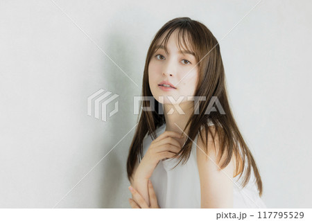 髪を触る女性 117795529