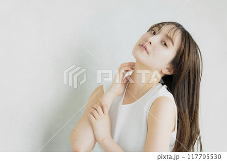 髪を触る女性 髪を触る女性 117795530