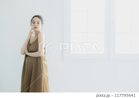ボディケアをする若い女性 ボディケアをする若い女性 117795641