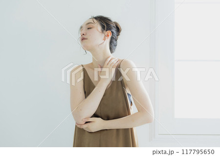 ボディケアをする若い女性　 117795650