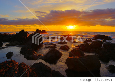 室戸半島西側の荒磯を前景に太平洋の水平線と日の入りの風景 Ver2 室戸半島西側の荒磯を前景に太平洋の水平線と日の入りの風景 Ver2 117795694
