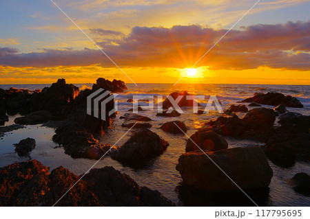 室戸半島西側の荒磯を前景に太平洋の水平線と日の入りの風景 Ver3 室戸半島西側の荒磯を前景に太平洋の水平線と日の入りの風景 Ver3 117795695