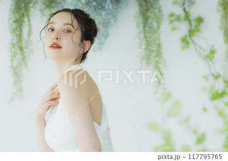 ウェディングドレスの若い女性 ウェディングドレスの若い女性 117795765