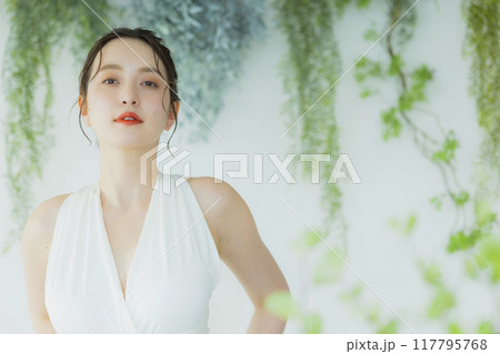 ウェディングドレスの若い女性 117795768
