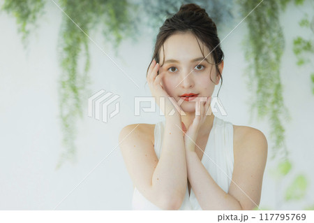 ウェディングドレスの若い女性 117795769