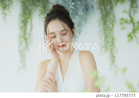 ウェディングドレスの若い女性 117795773