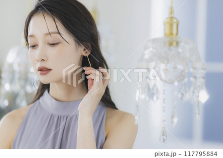 窓辺の若い女性 窓辺の若い女性 117795884