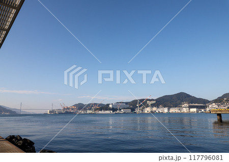 港から見る長崎の風景 117796081