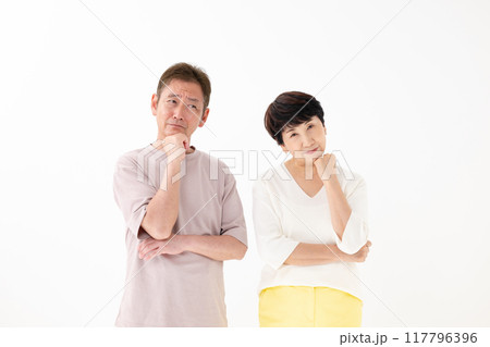 考えるシニア夫婦 考えるシニア夫婦 117796396