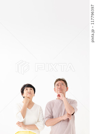 考えるシニア夫婦 117796397
