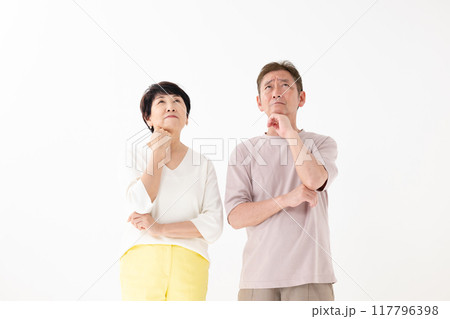 考えるシニア夫婦 117796398
