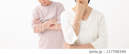 考えるシニア夫婦 117796399