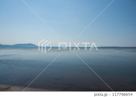 穏やかな大きな湖の風景 遠浅で鳥たちが羽を休める 117796654