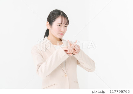 手でバツ印を作る女性 手でバツ印を作る女性 117796766