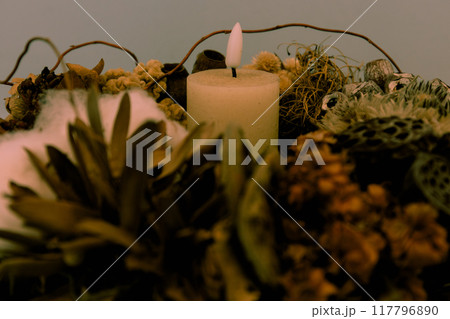 キャンドルとドライフラワー 117796890