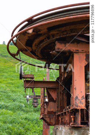 老朽化して使われなくなったスキーリフト 117796896