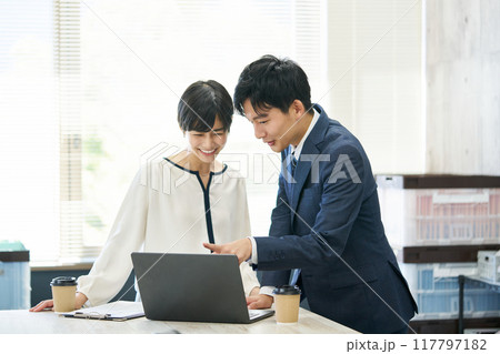 打合せをする男女 打合せをする男女 117797182