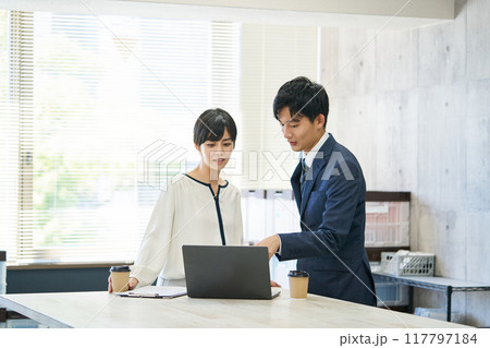 打合せをする男女 打合せをする男女 117797184