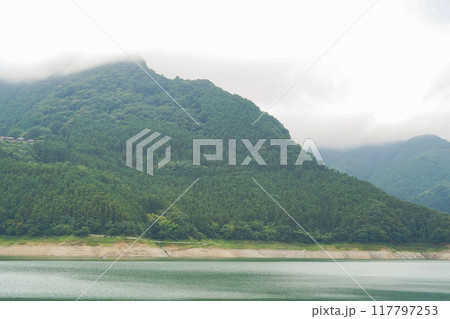 野尻湖と霧がかった山 117797253