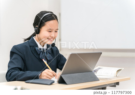 パソコンを使って勉強する制服姿の小学生・中学生・高校生の子供(ICT教育・授業・生徒) パソコンを使って勉強する制服姿の小学生・中学生・高校生の子供(ICT教育・授業・生徒) 117797300