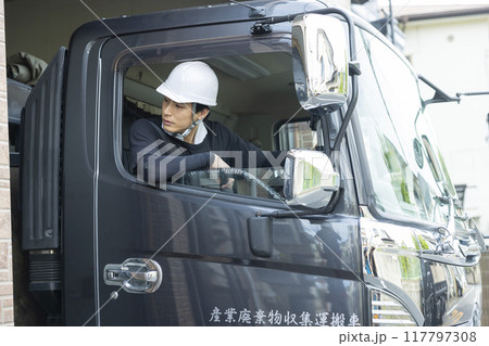 トラックで作業する作業員 トラックで作業する作業員 117797308