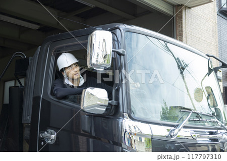 トラックで作業する作業員 トラックで作業する作業員 117797310