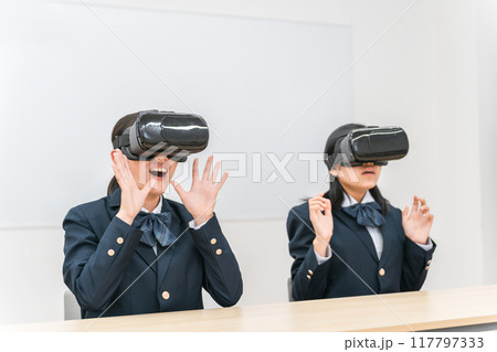 VRゴーグルをつけてゲーム・勉強をする中学生・高校生の女の子(VR・AR・MR) VRゴーグルをつけてゲーム・勉強をする中学生・高校生の女の子(VR・AR・MR) 117797333