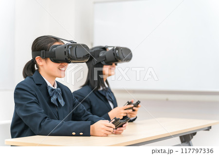 VRゴーグルをつけてゲーム・勉強をする中学生・高校生の女の子(VR・AR・MR) 117797336