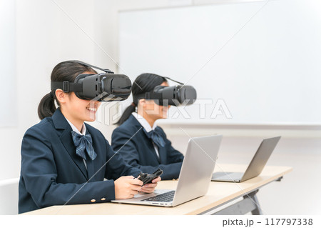 VRゴーグルをつけてパソコンゲーム・勉強をする中学生・高校生の女の子(VR・AR・MR) 117797338