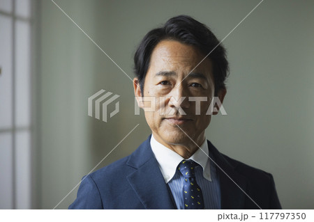 スーツを着たミドル男性のポートレート　 117797350