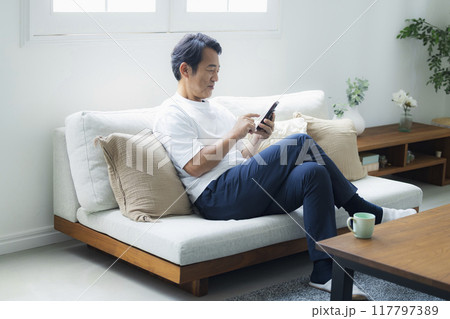 スマホを見る男性 スマホを見る男性 117797389