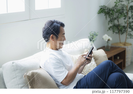 スマホを見る男性 117797390