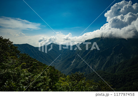 夏の谷川岳と陽に照らされた山々 117797458